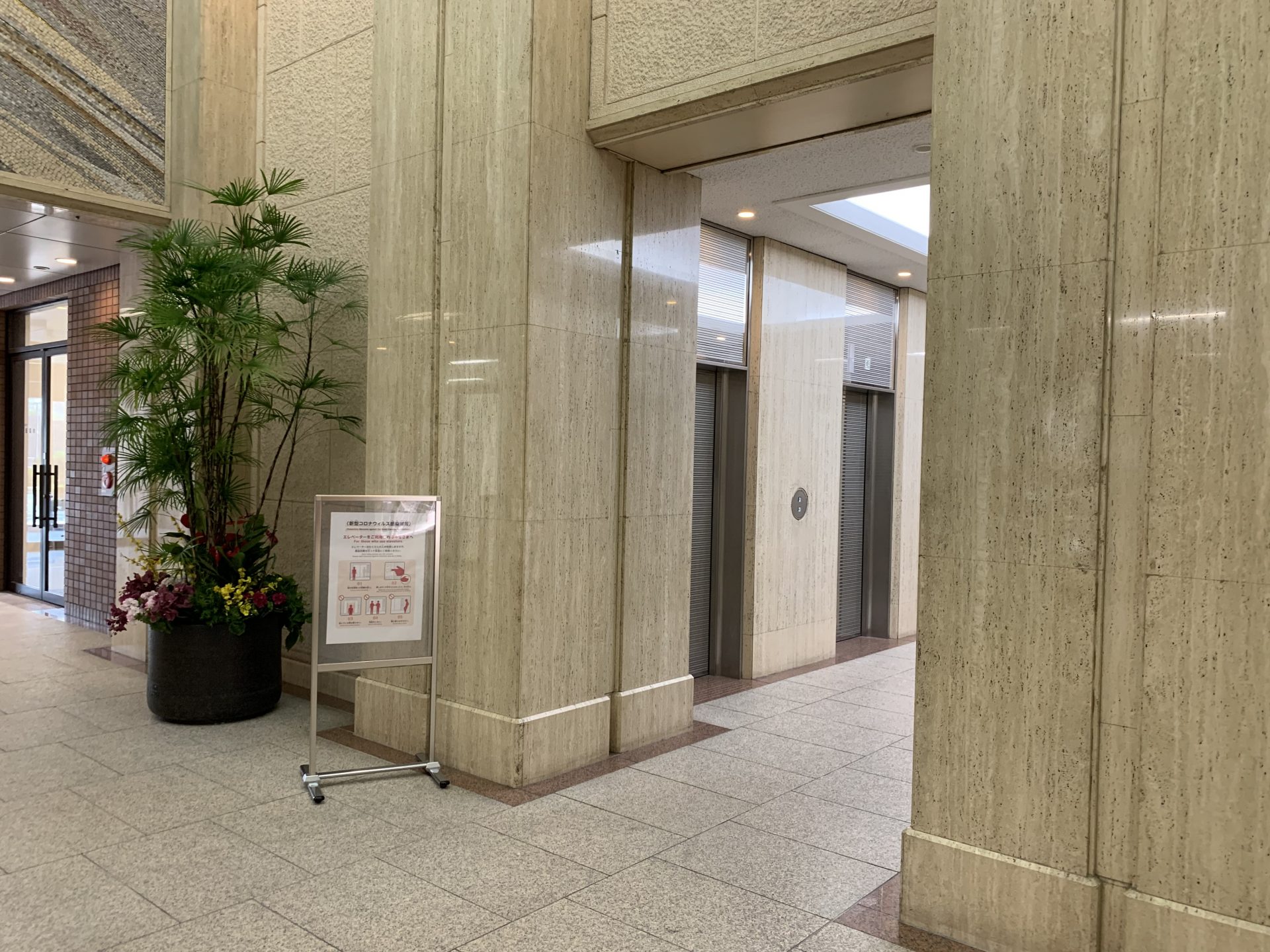 ビジネスエアポート丸の内 右手のエレベーターで6Fへ上がる