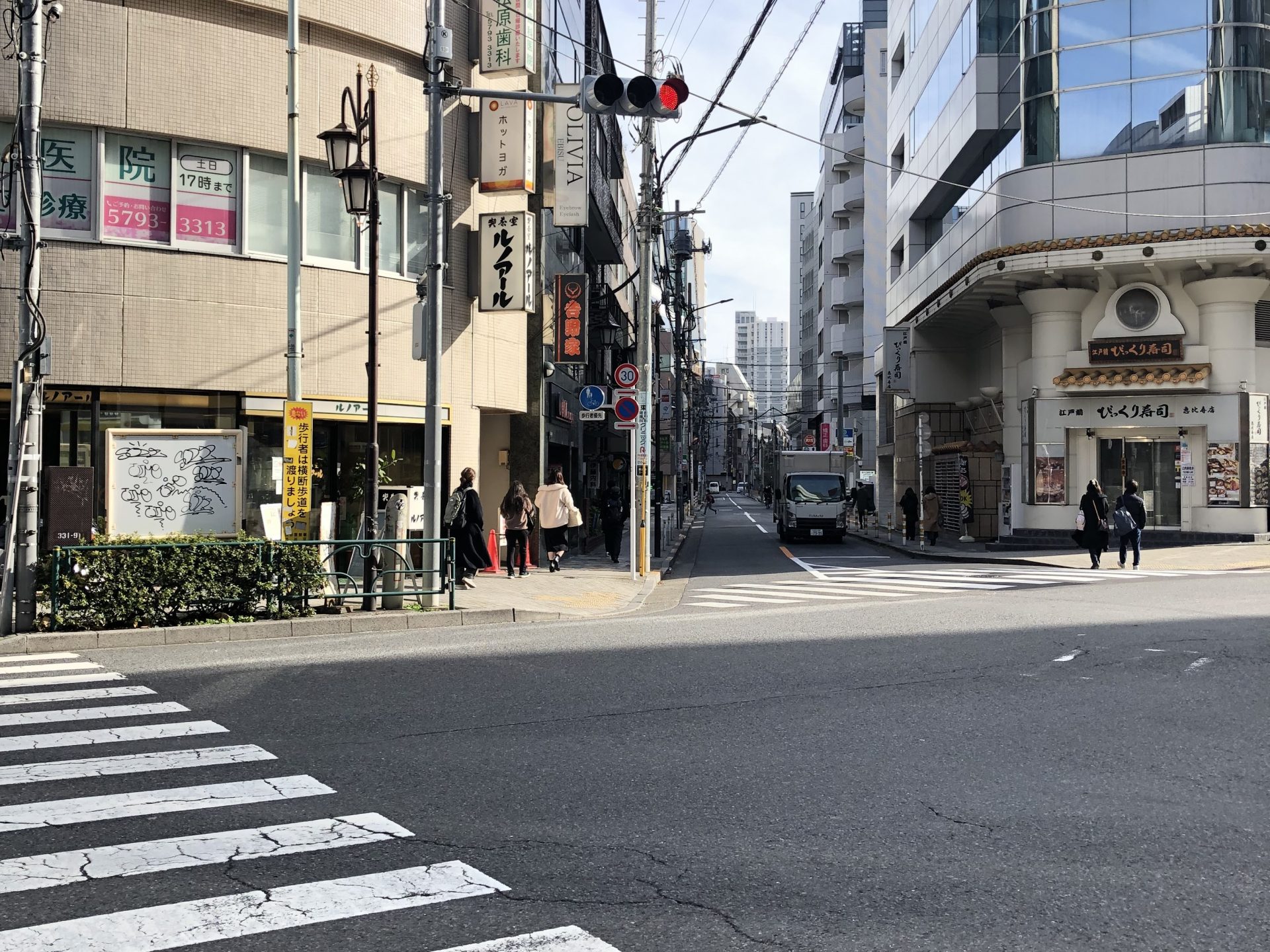 ビジネスエアポート恵比寿 「恵比寿通り」交差点の横断歩道を渡り、50ｍほど直進する