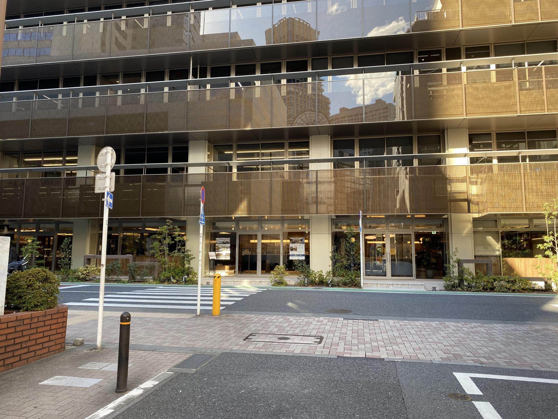 ビジネスエアポート田町 横断歩道を渡り右手に進む