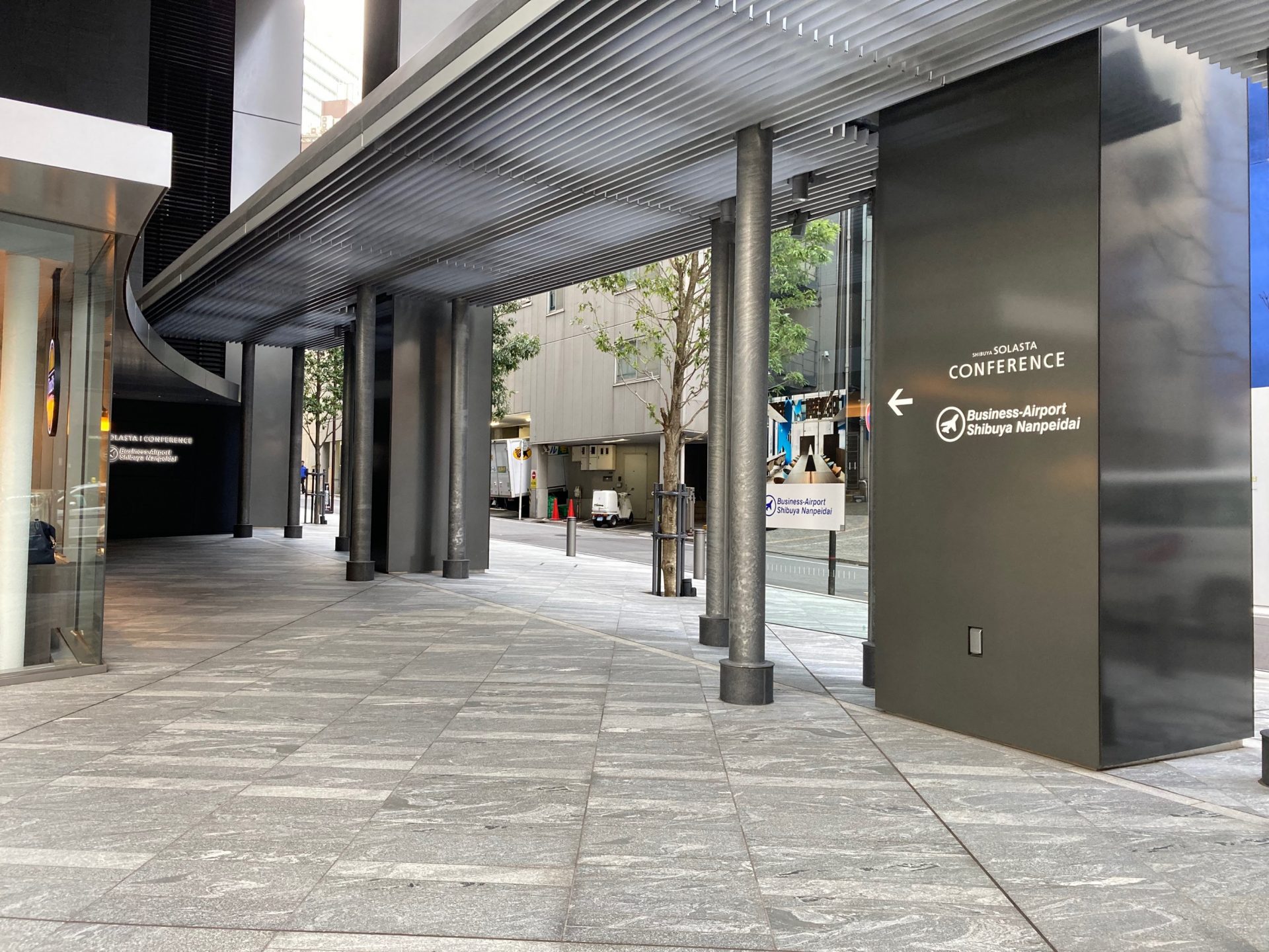 ビジネスエアポート渋谷南平台 「南平台」交差点の手前にある渋谷ソラスタの右手専用エントランスから入館