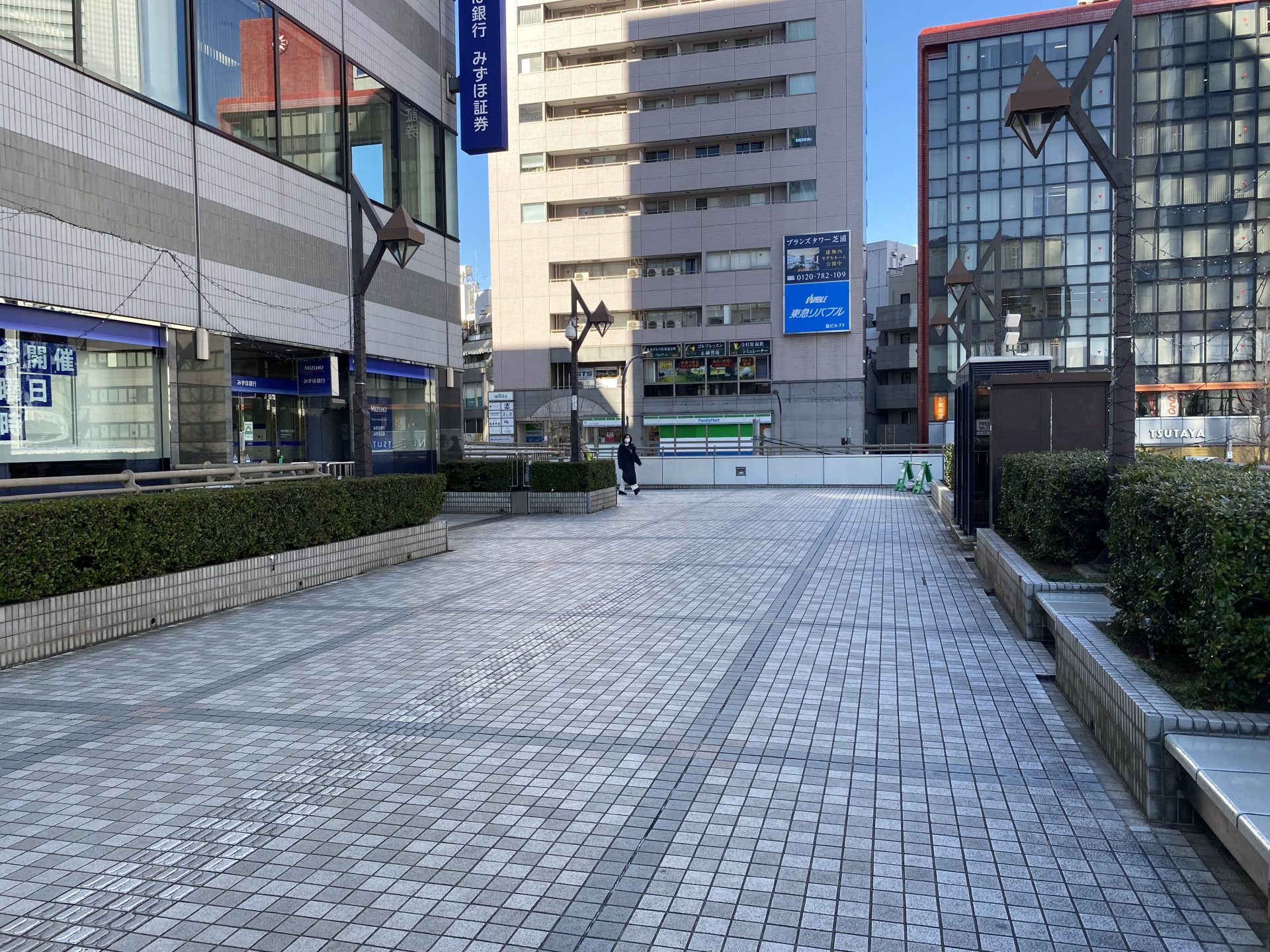 ビジネスエアポート田町 三田口(西口)を出て、歩道橋を直進し、突き当りを左折
