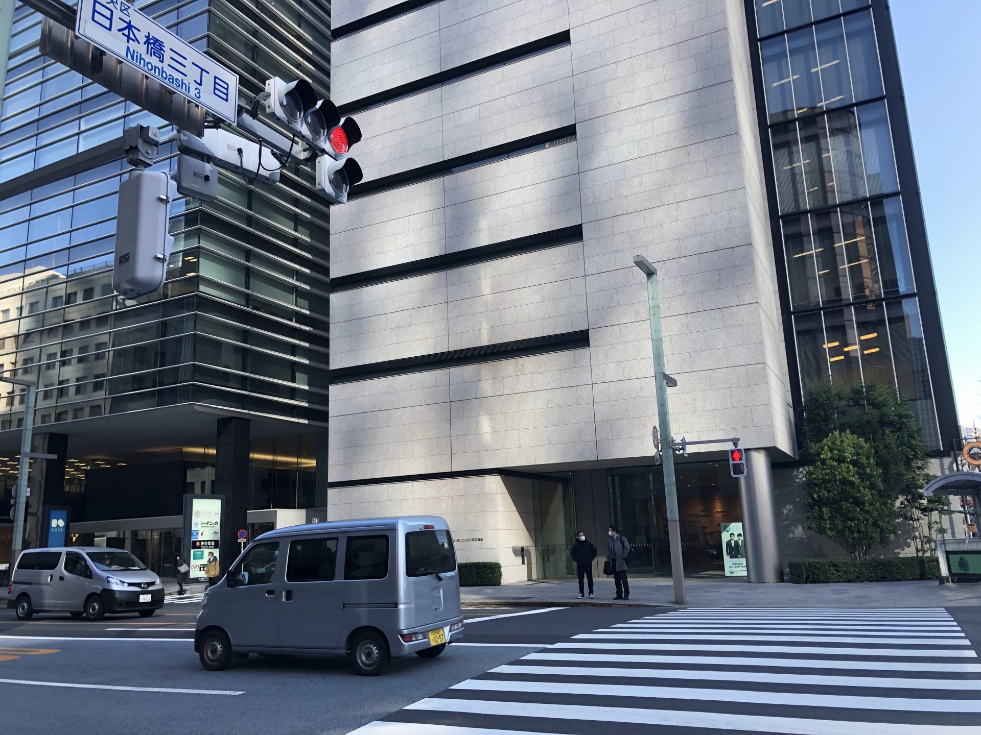 ビジネスエアポート日本橋 「日本橋三丁目」交差点の横断歩道を渡り左折