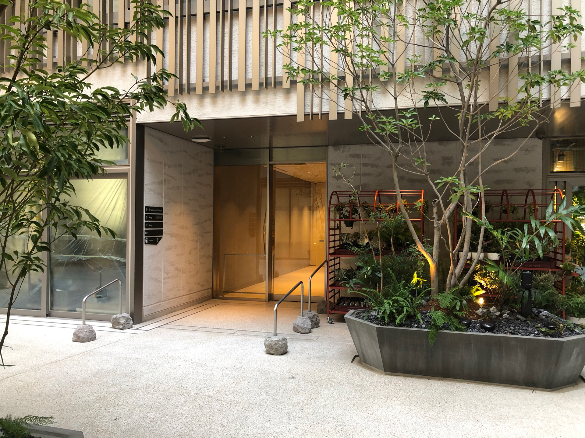 ビジネスエアポート代官山 突き当り左手の自動ドアより入館